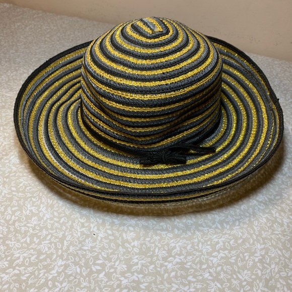 Four women, sun hats, OS.  All in fair/good condition. - Picture 4 of 5